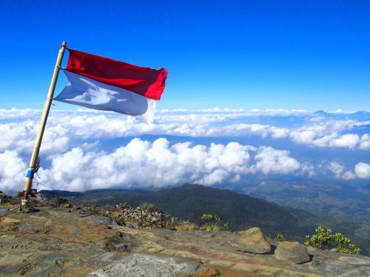 Kapan Lagi Mengibarkan Sang Merah Putih di Puncak Rinjani!