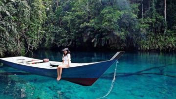 Menikmati Indahnya Danau Labuan Cermin di Kalimantan. Surga Dua Rasa yang Memanjakan Mata!