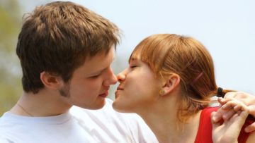 Buat yang Sudah Menikah, Pelajari 7 Teknik Ciuman Ini. Biar Nggak Dianggap Cupu Sama Istrimu