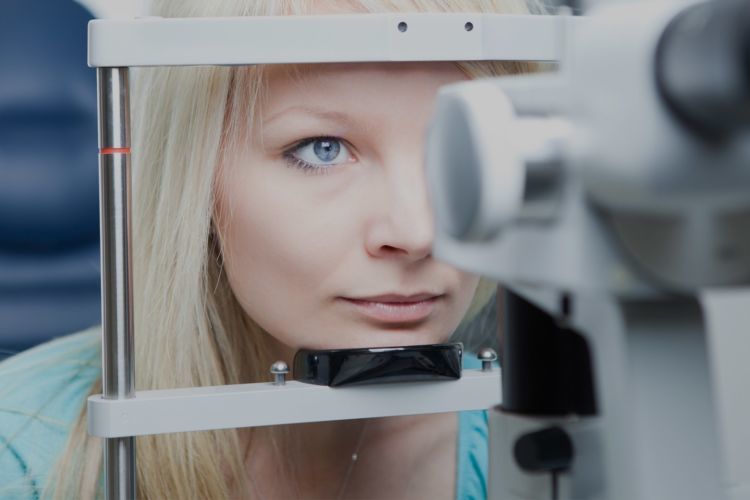 atau, melakukan operasi lasik