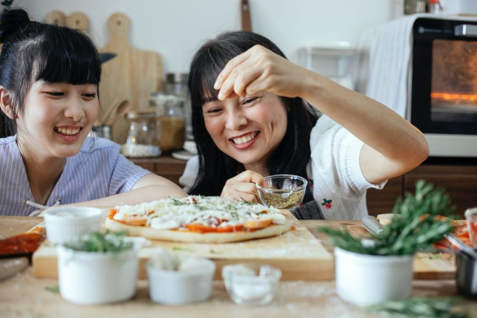 Meski Kamu Jarang Ngirim Uang Bulanan, 12 Cara ini Bisa Bikin Ibumu Bahagia dan Makin Sayang