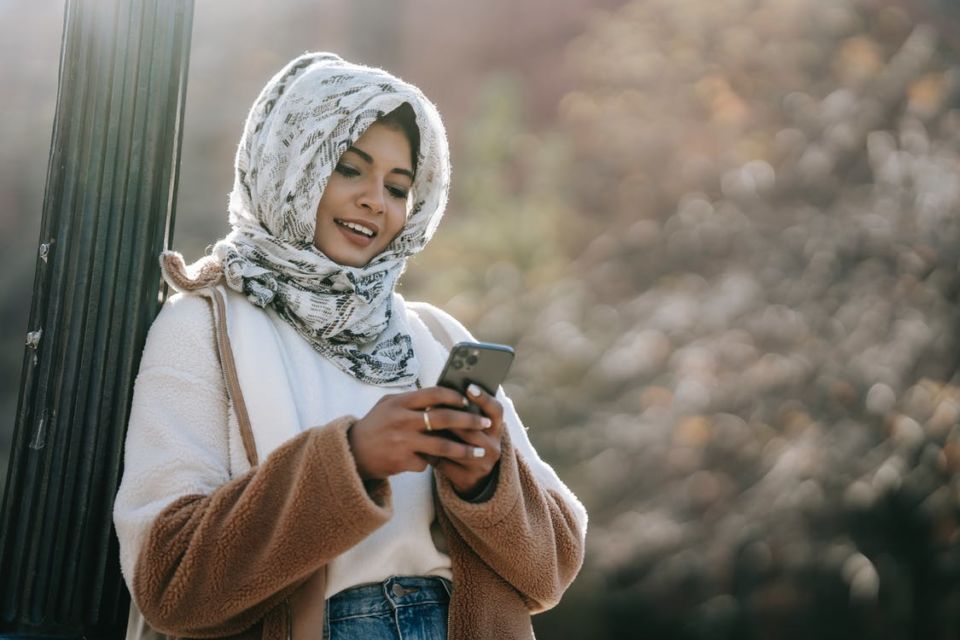 Meski Kamu Jarang Ngirim Uang Bulanan, 12 Cara ini Bisa Bikin Ibumu Bahagia dan Makin Sayang