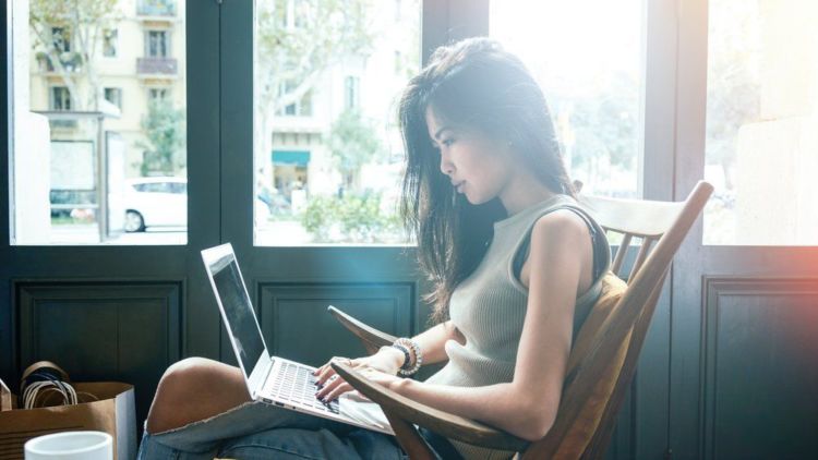 Terlihat Smart Itu Gampang! 8 Gestur dan Cara Bicara Ini Membuatmu Nggak Lagi Disepelekan