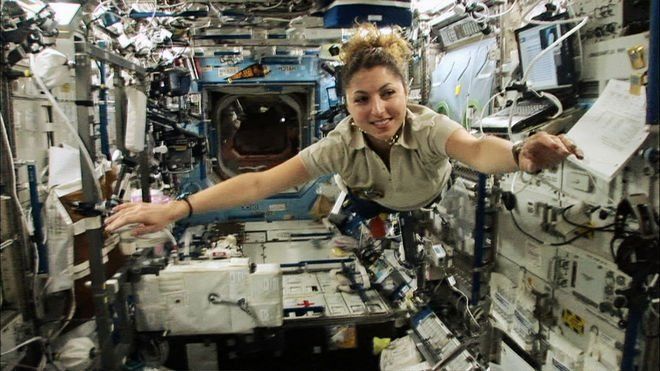 Anousheh Ansari, wanita pertama yang jadi turis luar angkasa.