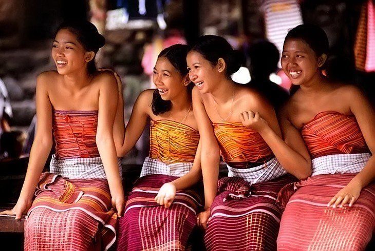 gadis bali berkulit cokelat