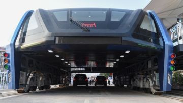 Transit Elevated Bus, Bus Raksasa Dan Terbesar Di Dunia. Hadir Jadi Solusi Macet di China!