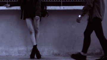 Untuk Perempuan yang Hanya Bisa Diam dan Laki-laki yang Tak Kunjung Memberi Kepastian