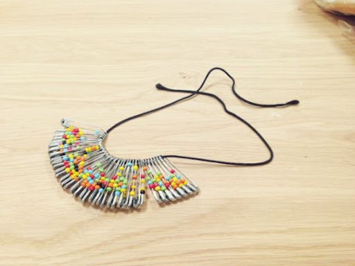 19 Cara Membuat Aksesoris Kalung Sendiri, Mudah Dipraktikkan, Kok!
