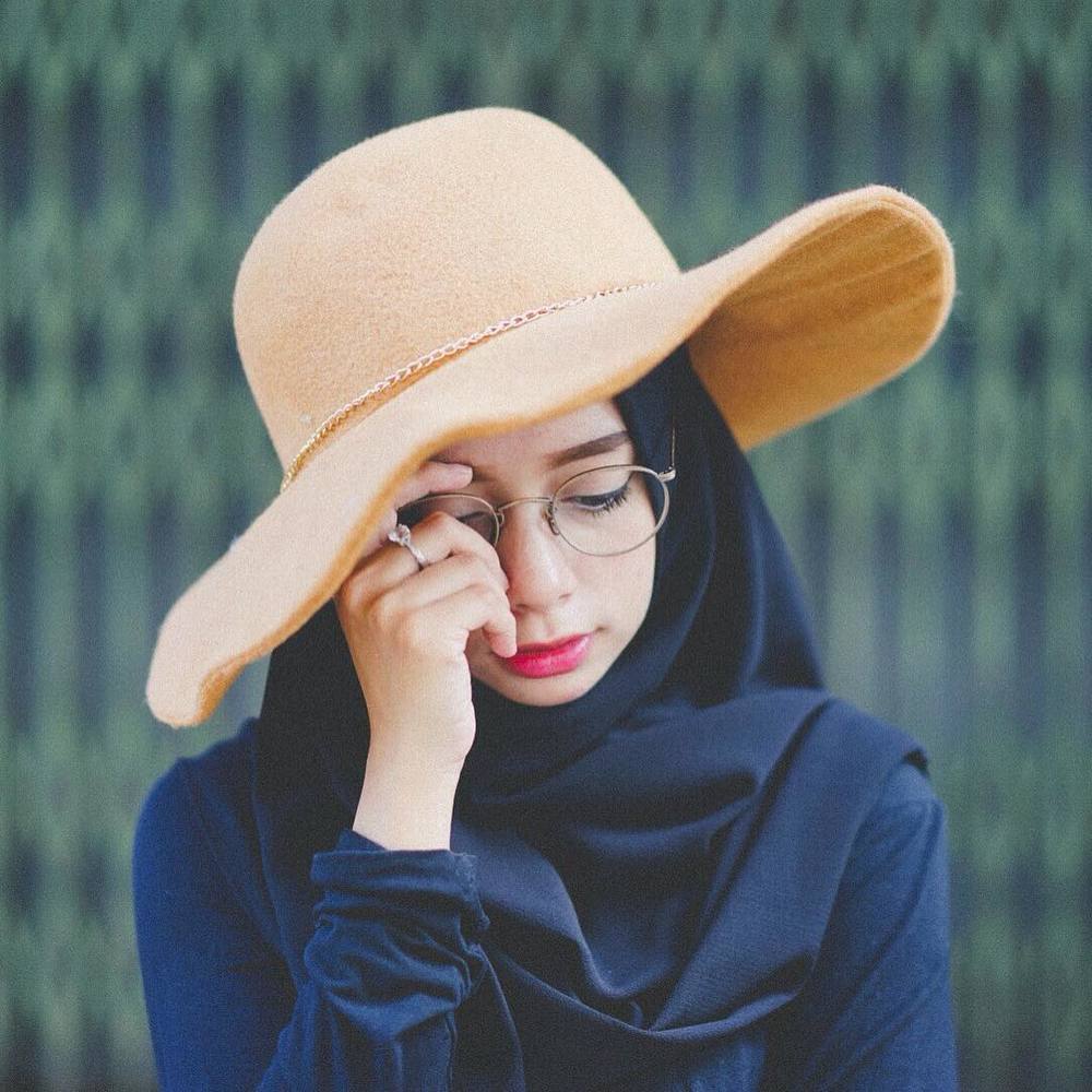 9 Trik Pose Candid Buat Cewek Berhijab yang Pengen Tampil 