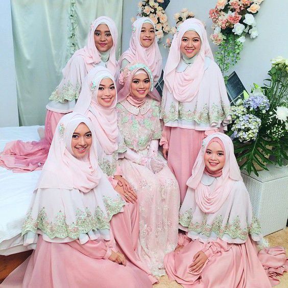 10 Inspirasi Gaun Kebaya Bridesmaid  Berhijab Sopan dan 