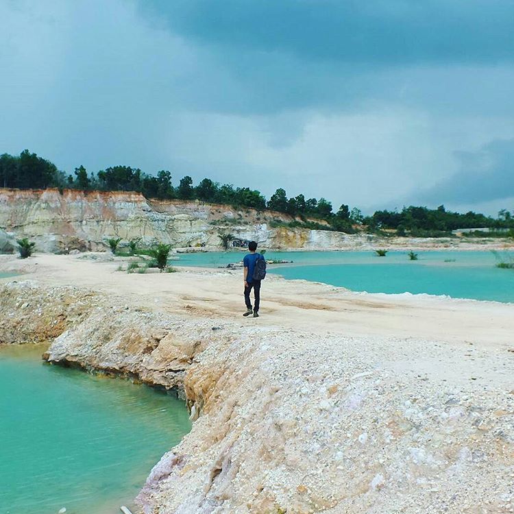 Batuan kapur dan danau birunya yang memingkat