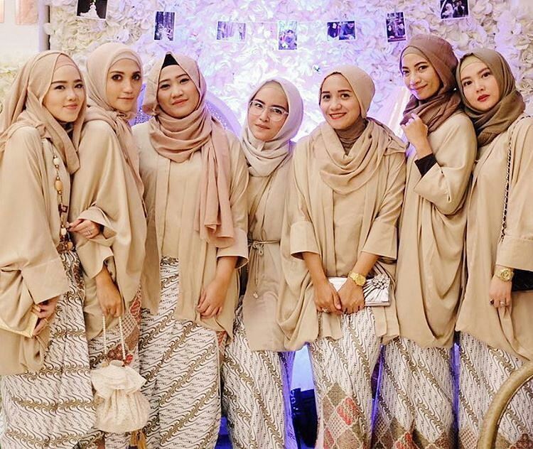 10 Inspirasi Gaun Kebaya Bridesmaid Berhijab. Sopan dan 