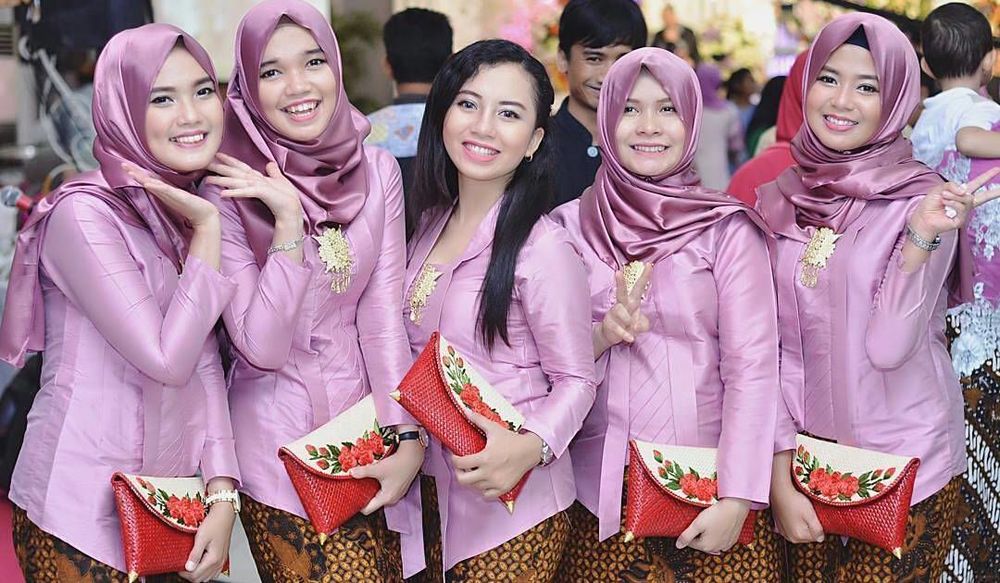 10 Inspirasi Gaun Kebaya Bridesmaid Berhijab. Sopan dan 