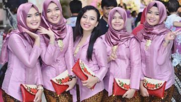 10 Inspirasi Gaun Kebaya Bridesmaid Berhijab. Sopan dan Jauh dari Kesan Berlebihan!