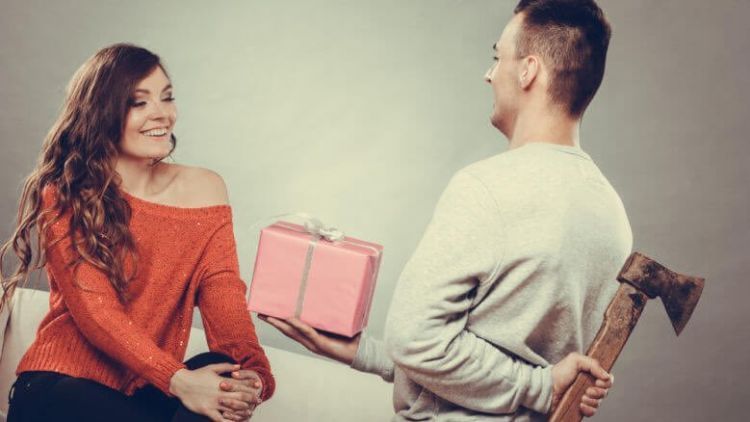 7 Hal yang Dilakukan Cowok soal Barang dari Mantannya. Cewek Mending Pilih-pilih Kalau Kasih Barang