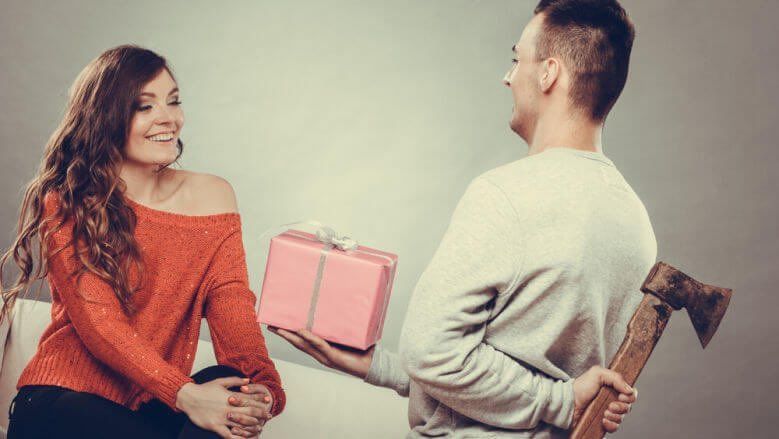 7 Hal yang Dilakukan Cowok soal Barang dari Mantannya. Cewek Mending Pilih-pilih Kalau Kasih Barang