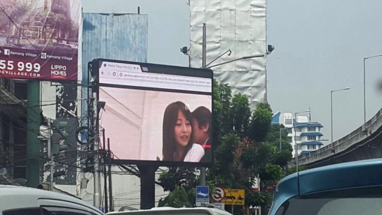 Kelar Shalat Jumat, Tiba-Tiba Warga Jakarta Kena Suguhan Film Bokep di Videotron :( 5 syur-syur ~~