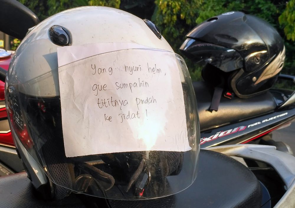 Terapkan 6+ Hal Sederhana Ini Agar Helmmu Nggak Raib Dibawa Maling. Demi Keamanan Nih!
