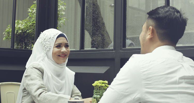 Apakah Aku Harus Diam Menunggu atau Bergerak Mencari?