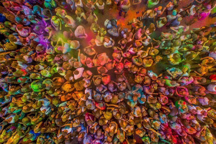 festival warna ini pun nampak semarak dan istimewa