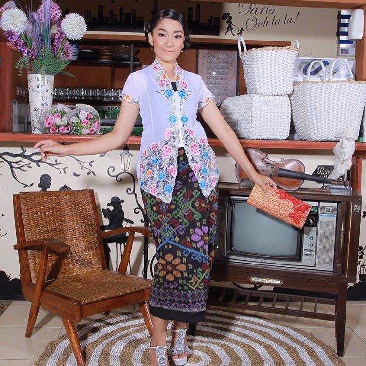 kebaya encim putih.