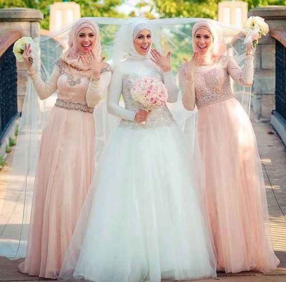 10 Inspirasi Gaun Kebaya Bridesmaid Berhijab. Sopan dan 