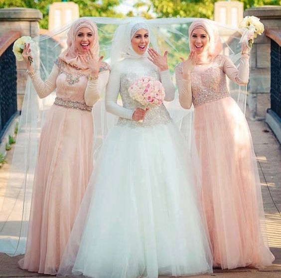 10 Inspirasi Gaun  Kebaya Bridesmaid Berhijab Sopan dan 