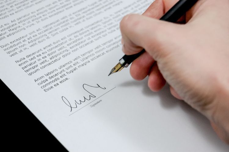 Sign kontrak untuk bertahan