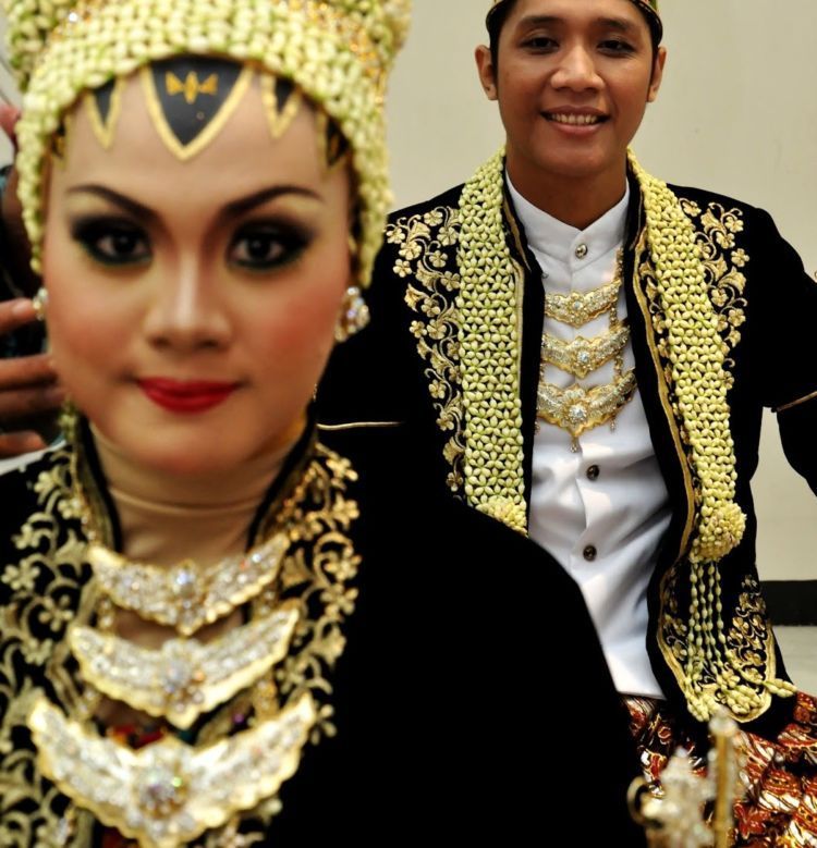 kalung sungsun pada kedua mempelai