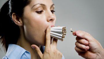Kumpulan Pendapat Cowok Perokok Saat Melihat Cewek Sedang Merokok. Sedikit Nggak Adil Sih Ini
