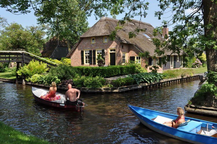 Berkunjung ke Giethoorn, Desa Paling Damai di Eropa. Nggak Ada Jalan Raya dan Kendaraan Bermotor!