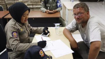 Benjamin Holst, Bule Jerman yang Mengemis Buat Senang-senang. Akhirnya Ditangkap Satpol PP Surabaya!