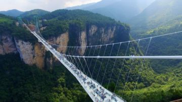 Baru Dua Minggu, Eh Jembatan Kaca Terpanjang Di Dunia Ini Sudah Ditutup Aja. Kira-kira Kenapa ya?