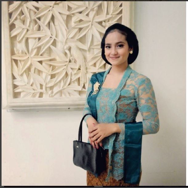 15 Foto yang Buktikan Bahwa Paduan Kebaya dan Sanggul 