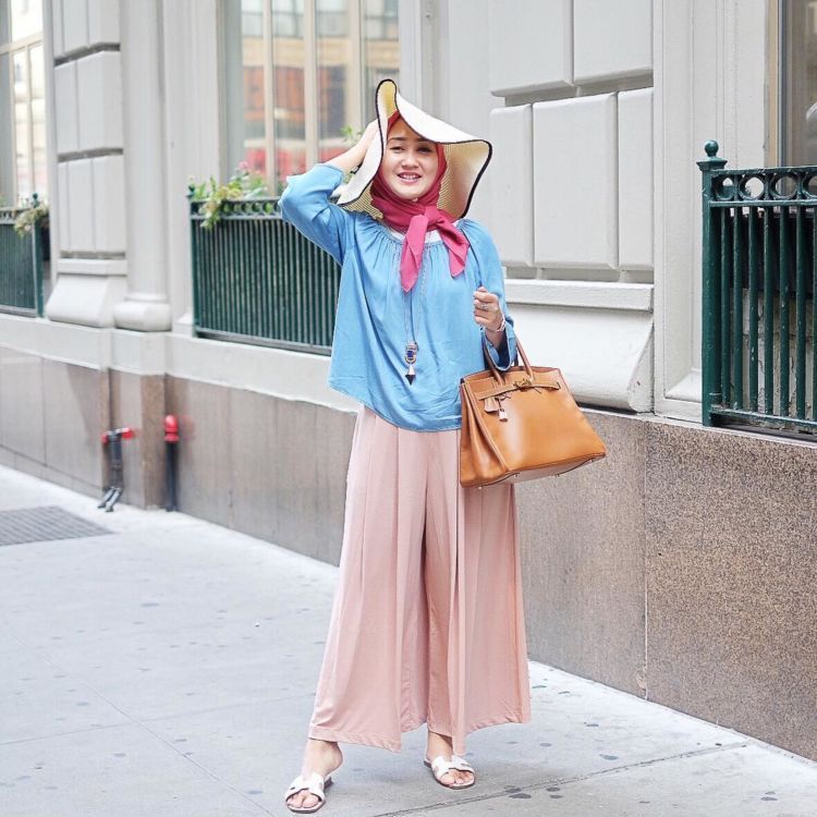 Tapi, pakaian yang seperti ini bisa disebut jilbab juga nggak ya? Karena tidak menonjolkan lekuk tubuh dan tidak transparan...