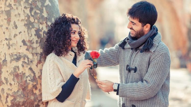Karena Nggak Semua Cowok Romantis, Jangan Paksa Cowok Melakukan Hal-Hal Ini!