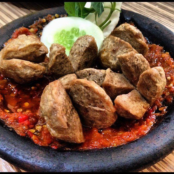 nih bakso penyet bu Kris yang terkenal itu