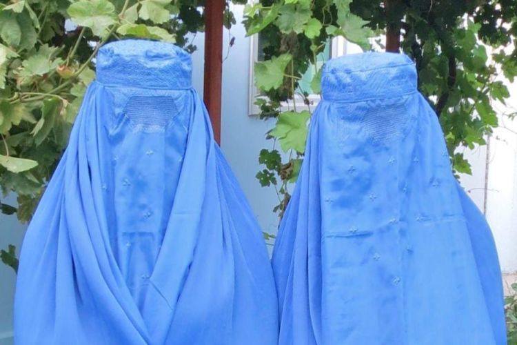 Gaya Pakaian Wanita Indonesia yang Sudah Mulai Hilang Ciri Khasnya. Mirip Timur Tengah dan Amerika 4 Nggak gini juga kalee!