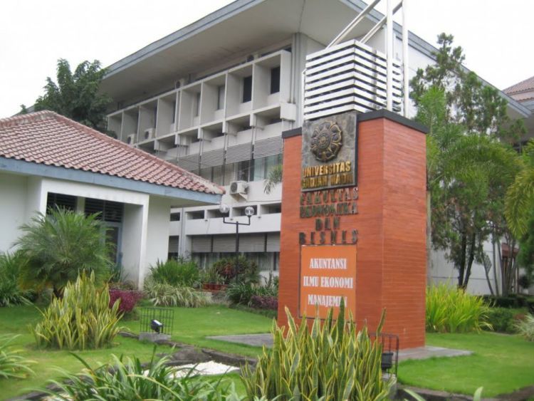 Katanya sih di sini...