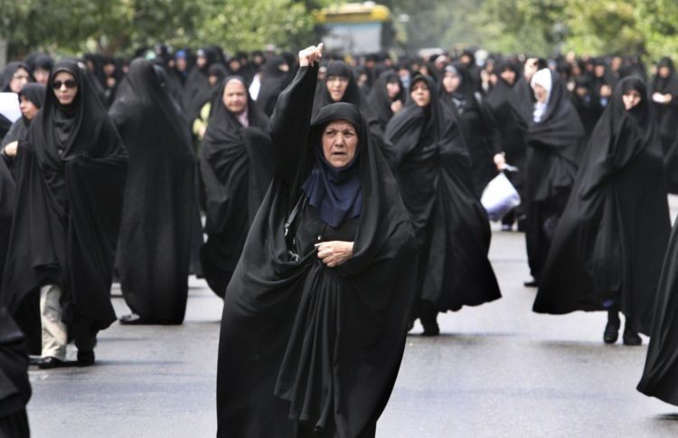 wanita iran memakai chador
