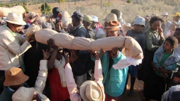 Ritual Paling Seram tapi Lucu di Dunia. Orang Mati Dibangunin Lagi, Cuma Buat Menari-nari