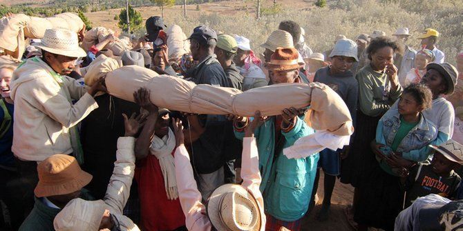 Ritual Paling Seram tapi Lucu di Dunia. Orang Mati Dibangunin Lagi, Cuma Buat Menari-nari