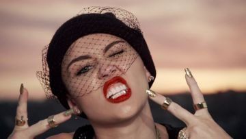 Patah Hati Buat Miley Cyrus Nyaris Gila, Tapi 8 Quote Lagunya Ini Justru Bisa Untuk Menenangkan Diri