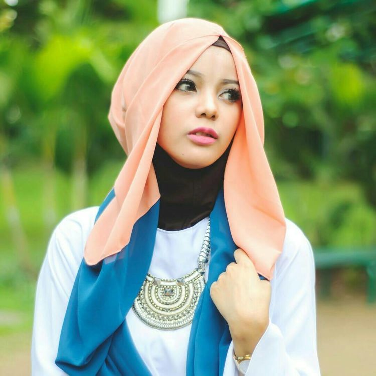 Hijab kombinasi untuk menyamarkan jidat lebarmu