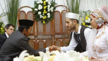 Nikah Dengan WNA; Nggak Hanya Ribet, Tapi Juga Mahal. Hal-Hal Macam Ini Mesti Kamu Kenal