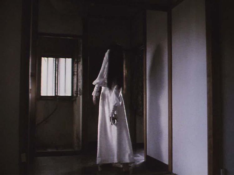 Hantu di sudut ruangan rumahmu