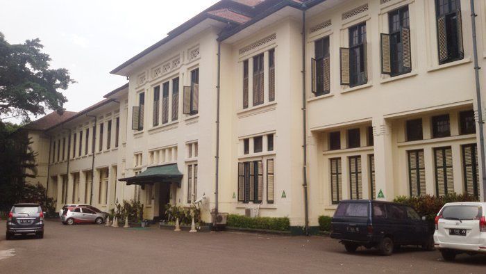 Hantu Nancy yang Begitu Tenar di Seantero Bandung. Inilah Sekelumit Kisah Si Noni Belanda Serem Ini 11 Dua sekolah ini emang satu gedung, dan gedungnya tua banget