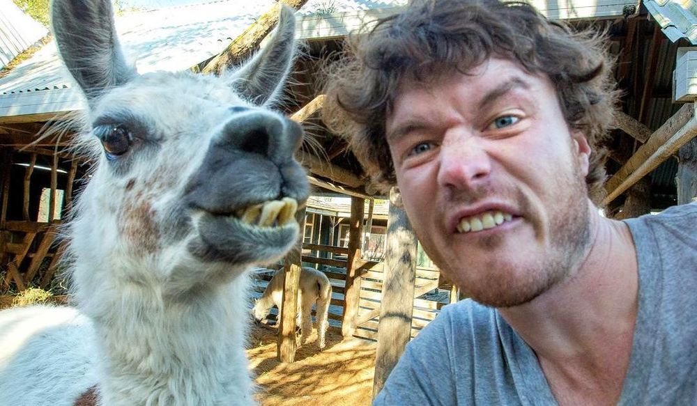 Kamu yang Hobi Selfie, Contoh Deh Allan Dixon. Doyan 