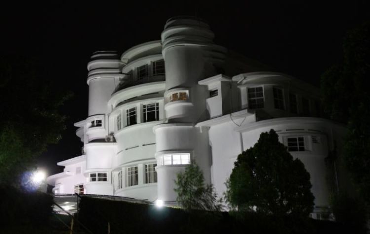 Isola pada malam hari.