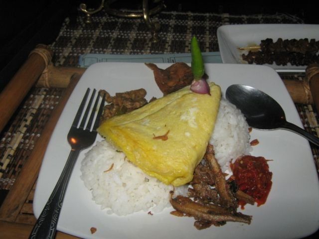 7 Angkringan di Jogja Ini Sayang untuk Dilewatkan. Sempatkan Mampir ke Sana ya! 7 nasi kucing double pake telur ala The House of Raminten